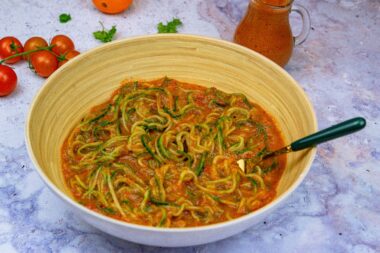 Uhorkové špagety s marinara omáčkou